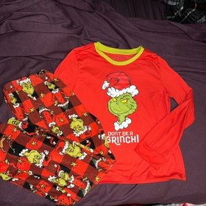 Dr. Seuss grinch pajama set!!